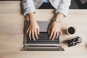 business-woman-typing-on-laptop