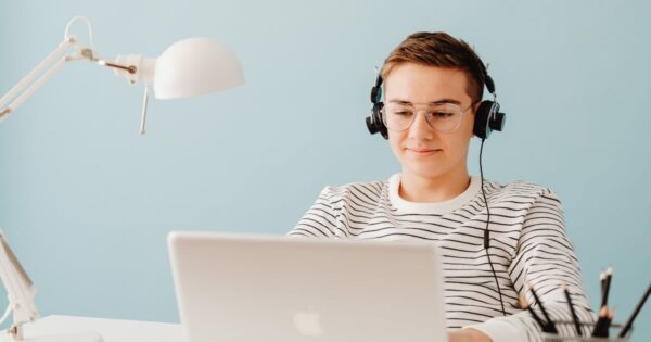 Teenager using alt text via screen reader on laptop