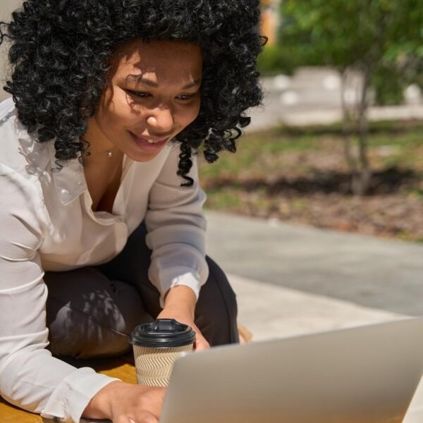 woman at coffee break works on content marketing