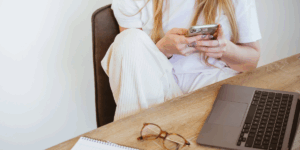 customer using AI search to review business